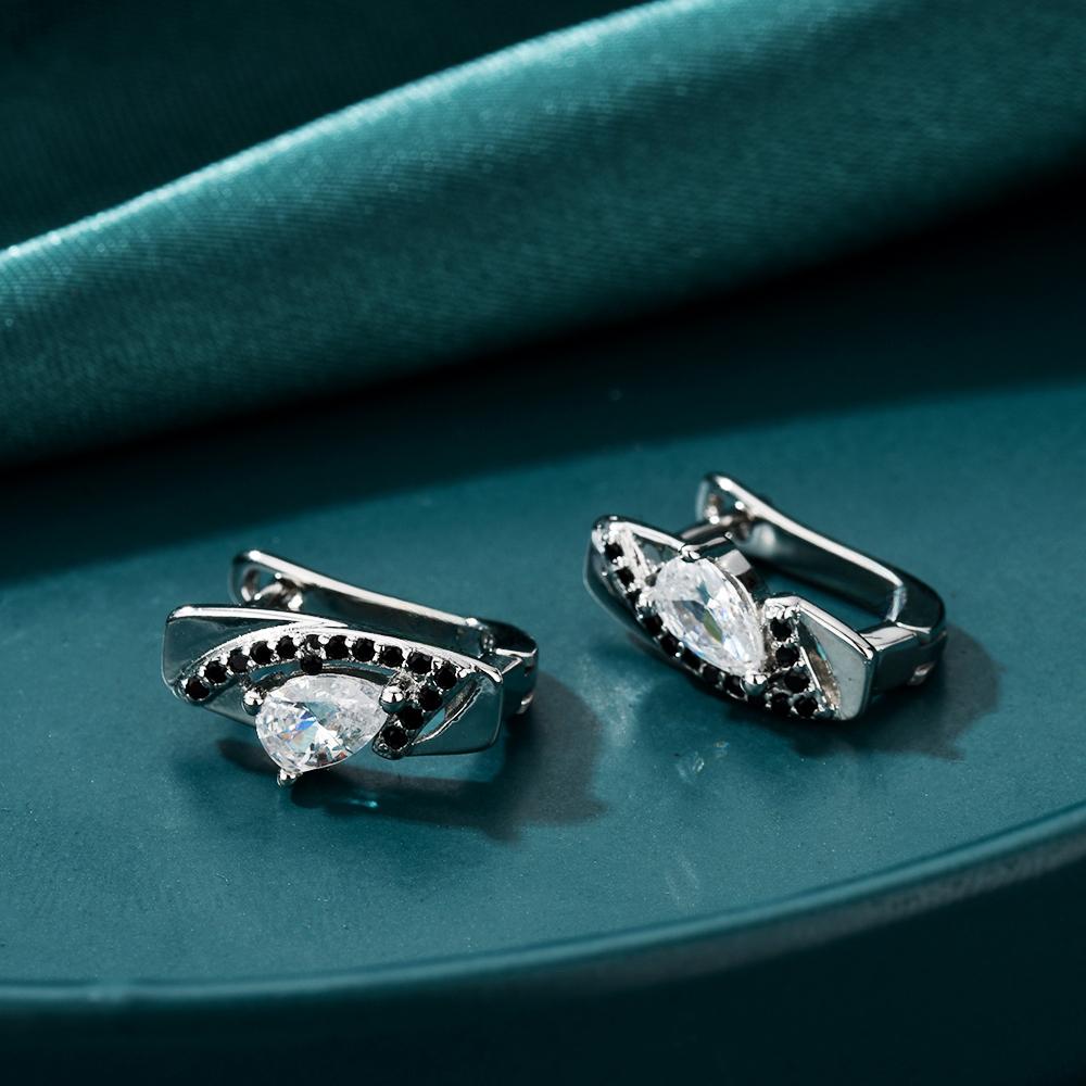 Серьги-кольца с каплевидными цирконами и черными акцентными камнями