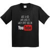 ' Просто ребенок, который любит смотреть других детей на YouTube ' Смешная молодежная футболка