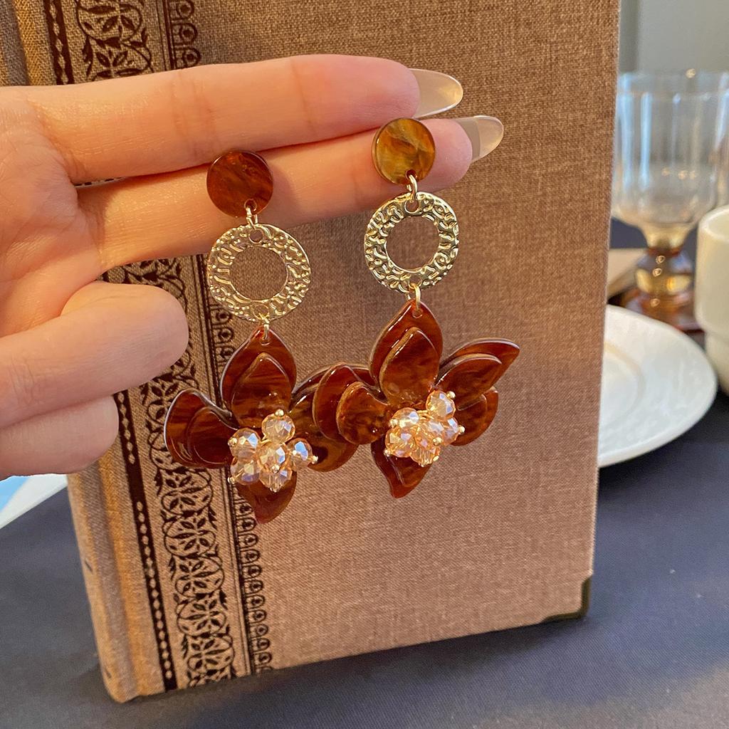 Maillard Coffee Color Medieval Flower Geometric Stud Earrings Women'S Light Luxury Fashion Temperament Advanced Sense Diamond Earrings