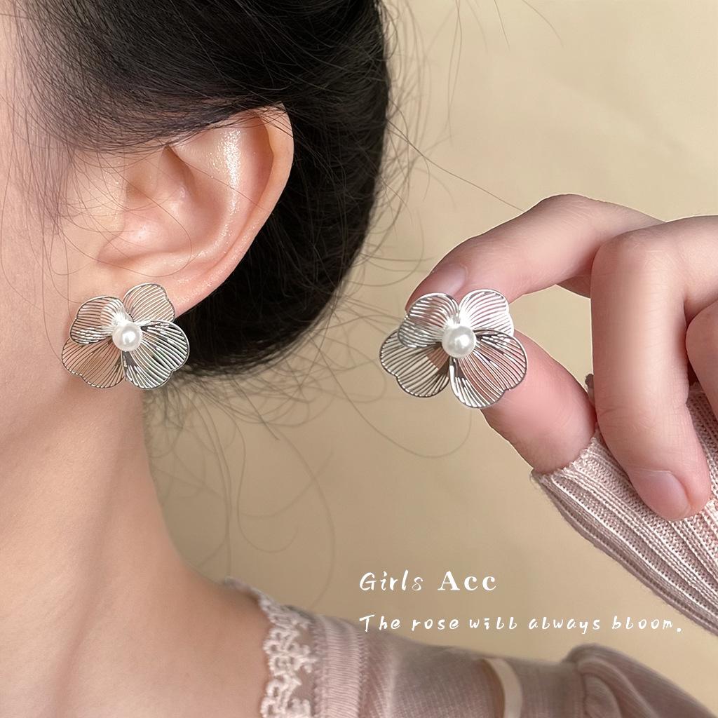 Light Luxury Heavy-Duty Shiny Floral Earrings: Artistic Retro Style Stud Earrings with High-End Feel for Brides