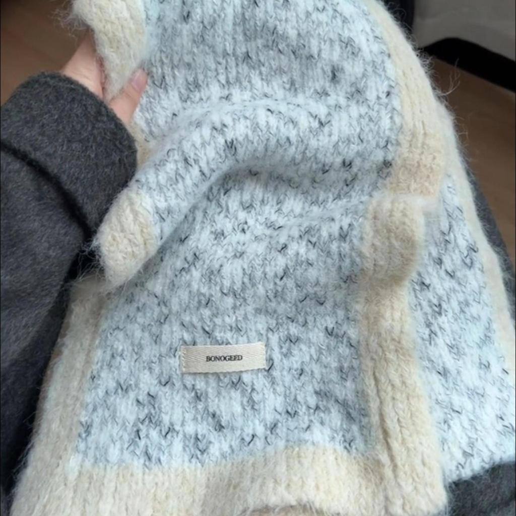 This Autumn and Winter Women's Plush Korean Style Atmosphere Shawl Can Be Worn As An Outer Layer for Both Warmth and Neck Protection