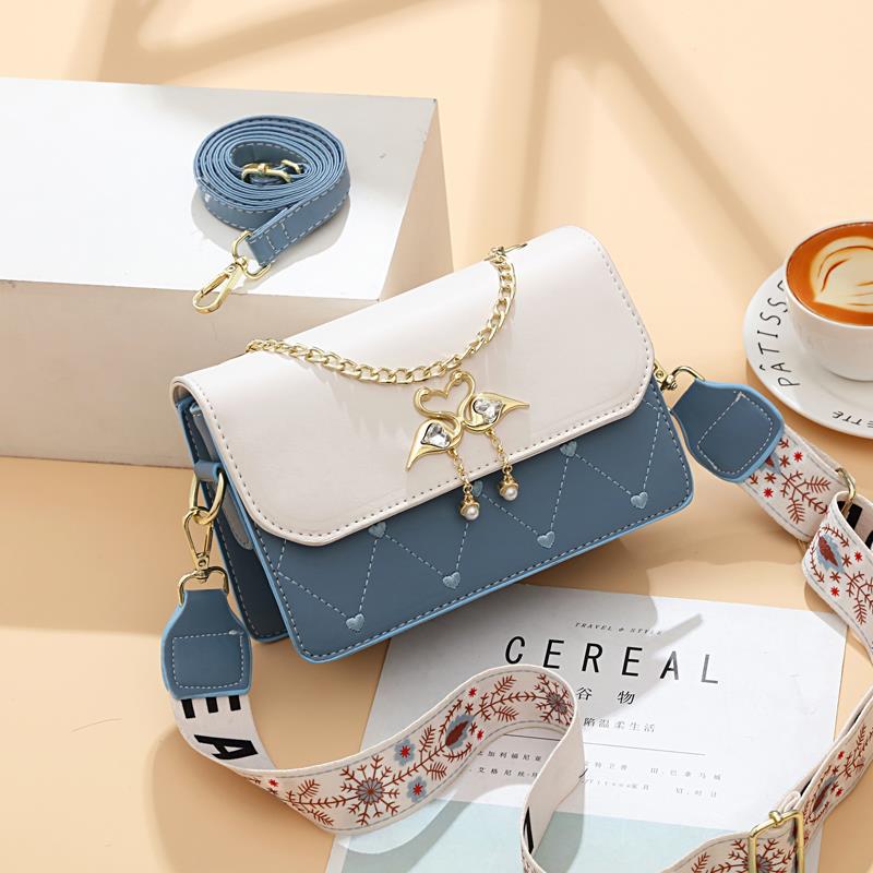 2023 Новая изысканная маленькая квадратная сумка с вышивкой Love, женская сумка премиум-класса с лебединым контрастом, сумка через плечо на одно плечо