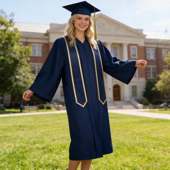 Академический выпускной набор: мантия, шапочка, кисточка. Полиэстер. Мягкая, дышащая. V-образный вырез, длинный рукав. Форма для школьной церемонии, фото на диплом, одежда для выпускного вечера.