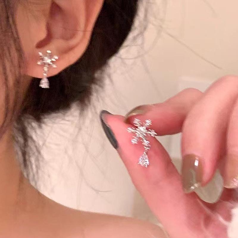 S925 Silver Needle Pearl Bow Stud Earrings: Luxurious, Versatile, and Exquisite Ear Ornaments