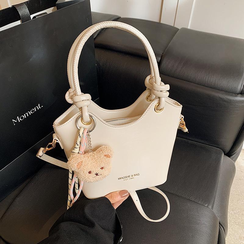 Super fire small bag women's spring and summer versatile 2025 new fashion shoulder messenger bag simple women's portable bucket bag