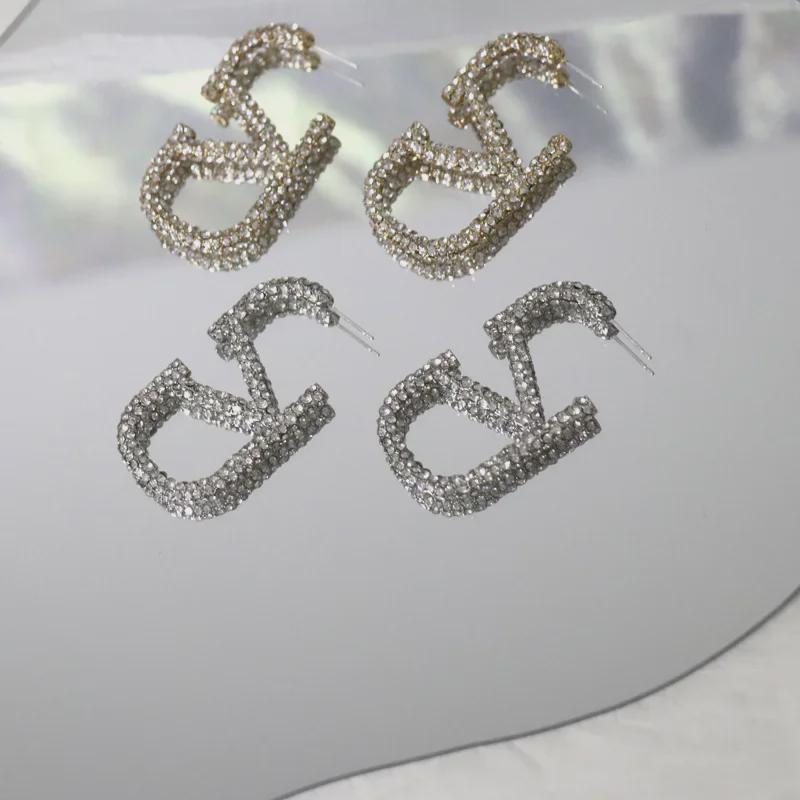 Роскошные серьги с бриллиантами в форме буквы V: Модный, стильный и милый индивидуальный дизайн