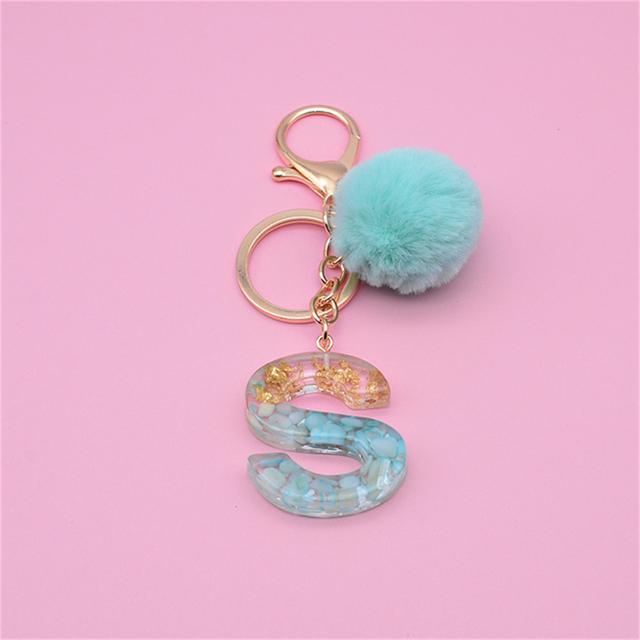 Подвеска-ключ с 26 инициалами и зеленым пушистым помпоном, модная сумка для девочек, блестящий градиентный полимерный брелок с алфавитом, подвески