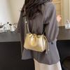 Модная женская сумка в иностранном стиле 2024 года, новая модная летняя сумка для отдыха, популярная сумка-мессенджер на одно плечо с цепочкой, сумка-ведро