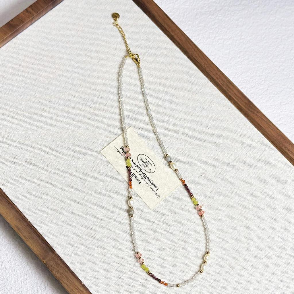 Роскошное многоцветное ожерелье из натуральных камней с лунным камнем и гранатовыми бусинами