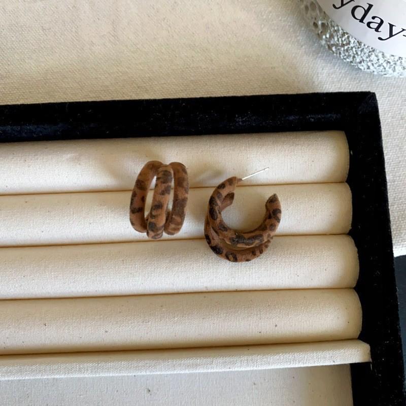 Женские круглые флокированные серьги-кольца с леопардовым принтом: Уникальные европейские statement-серьги Осень/Зима для визуально меньшего лица