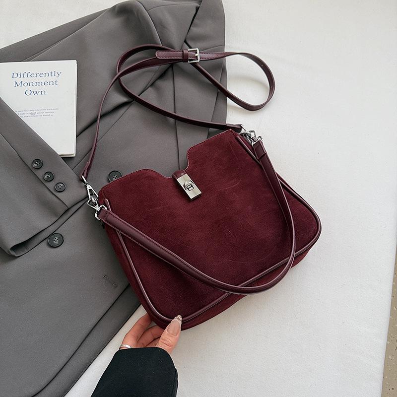 Винтажная матовая минималистичная сумка кроссбоди на плечо большой вместимости 2025