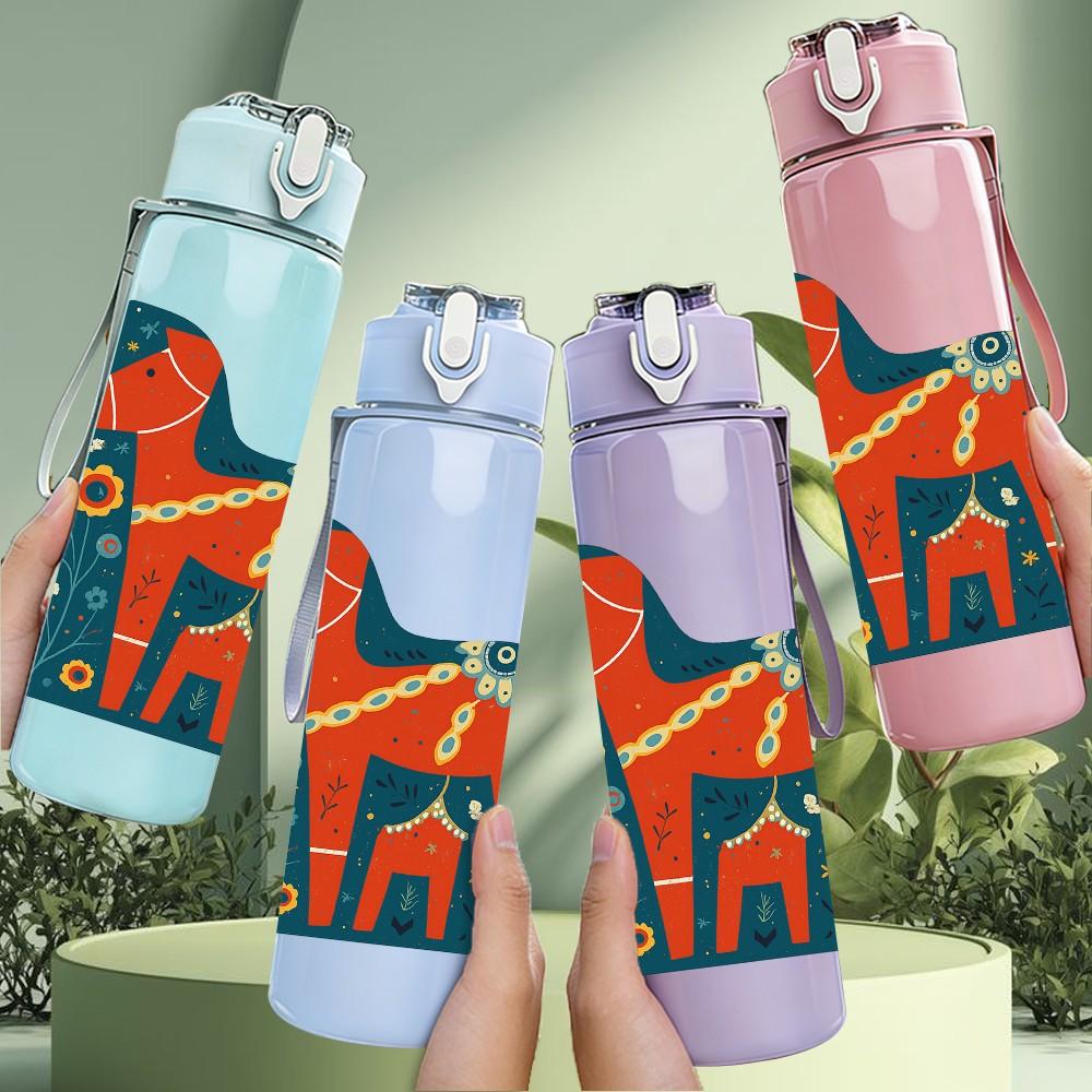 1PC Vintage Wooden Horse Art 750ml Color Plastic Sports Water Bottle Leakproof Flip Straw Lid Suitable for Sports Office Home Use