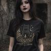 Футболка с котом-ведьмой, Знакомый, но бесполезный, Whimsigoth Гравюрная графика, Одежда в стиле Dark Cottagecore