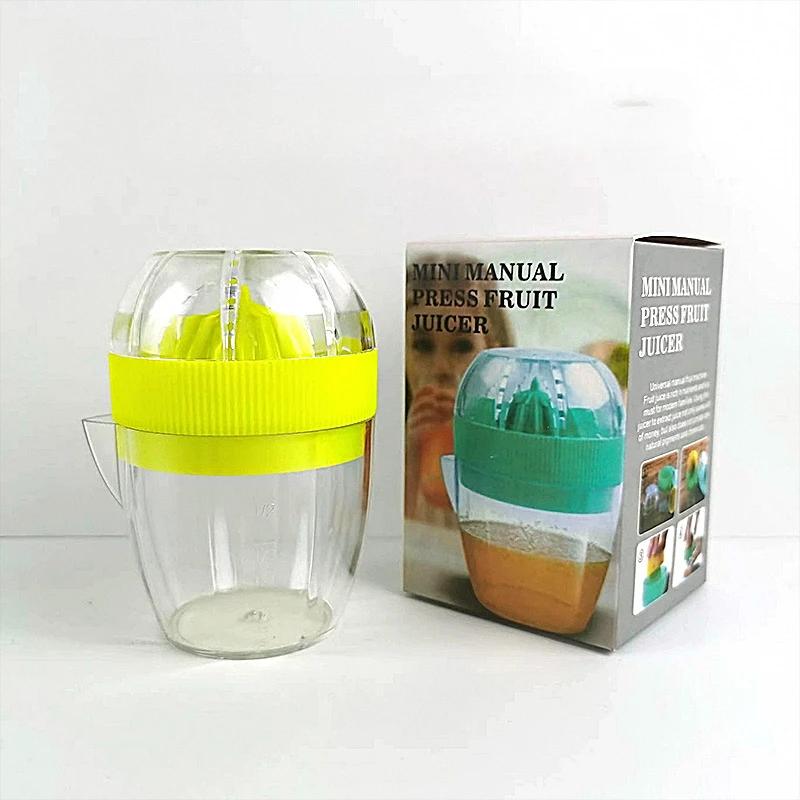 Manual Juicer Lemon Squeezer Portable Mini Citrus Juicer Bottle Household Plastic Orange Juice Machine with Lid Kitchen Gadgets