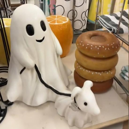 Halloween Ghost Walking Dog Statue Spooky Garland Ghost Walking Puppy Figurine Resin Sculpture Indoor Outdoor Desktop Decoration Ornament