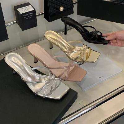 Летом 2025 года новые сандалии на ремешке с квадратным носком и открытым носком на половинном каблуке-шпильке для ленивых женщин