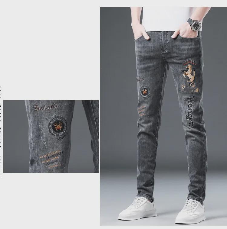 Мужские облегающие джинсы с потертостями и заплатками
