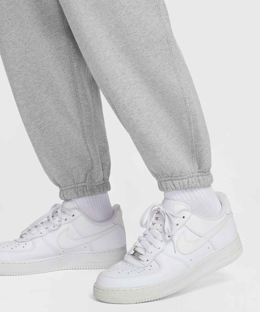 Nike Штаны с манжетами Solo Swoosh из флиса M - Темно-серый меланж:Светло-дымчатый серый:Белый / Hv1089-063
