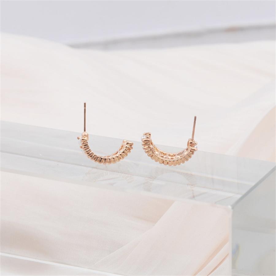 Новые серьги-гвоздики в форме буквы С с жемчугом для женщин, золотистого цвета, с металлической боковой частью, элегантные маленькие серьги с имитацией жемчуга, pendientes mujer