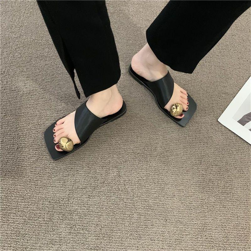 Женские летние шлепанцы с квадратным носком, металлической пряжкой, плоской подошвой, тонкие, с индивидуальностью, с перемычкой между пальцами, римские сандалии, женская обувь