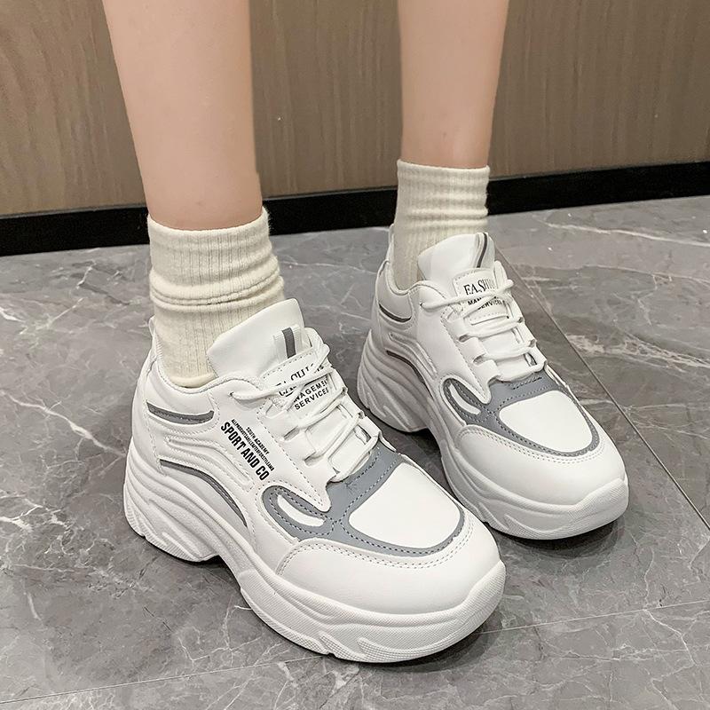 2024 летняя сетчатая новинка женская дорожная обувь спортивная обувь дышащая и универсальная для увеличения роста и демонстрации ног маленькая папина обувь