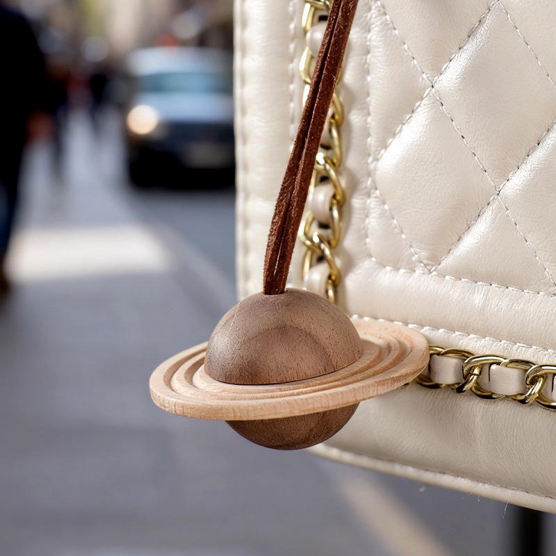 Персонализированный шарм-диффузор «Планета» из черного ореха - Деревянная подвеска для автомобиля или рюкзака