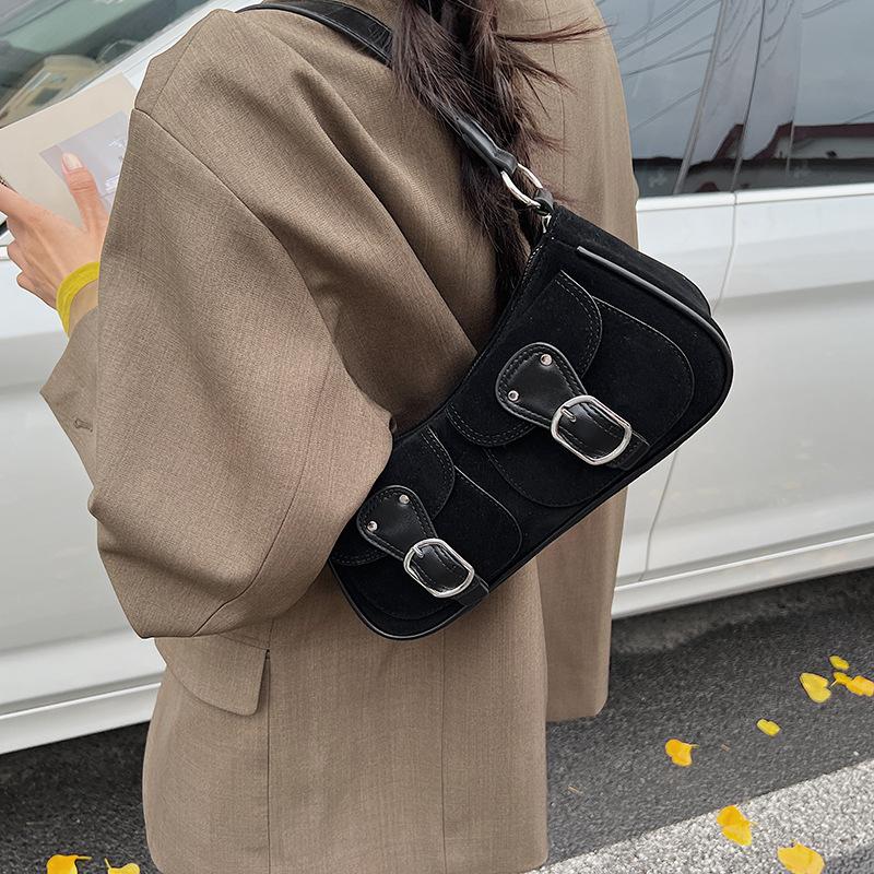 Французский нишевый дизайн замшевая сумка женская 2025 новая в зарубежном стиле универсальная на одно плечо подмышку портативная сумка-багет