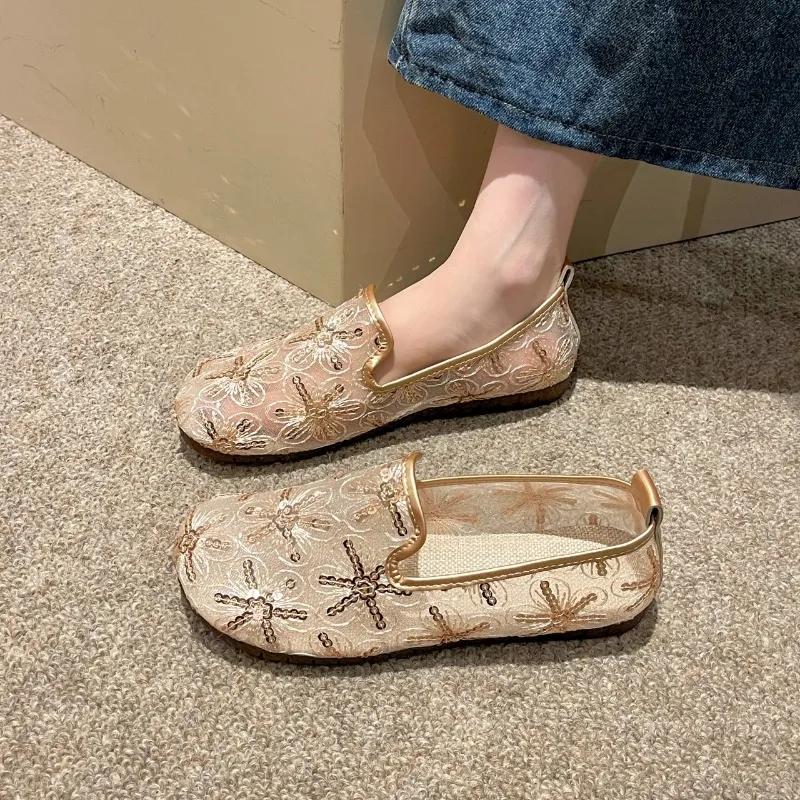 Модная женская обувь 2024 года, высококачественные женские туфли на плоской подошве с мелкими отверстиями, модные повседневные туфли с пайетками, женские туфли на плоской подошве с круглым носком, сплошные туфли на низком каблуке