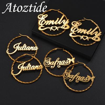 Atoztide Индивидуальные серьги-кольца с именем для женщин, персонализированные серьги-петли из витой проволоки, ювелирные изделия из нержавеющей стали, подарки на свадьбу, день рождения