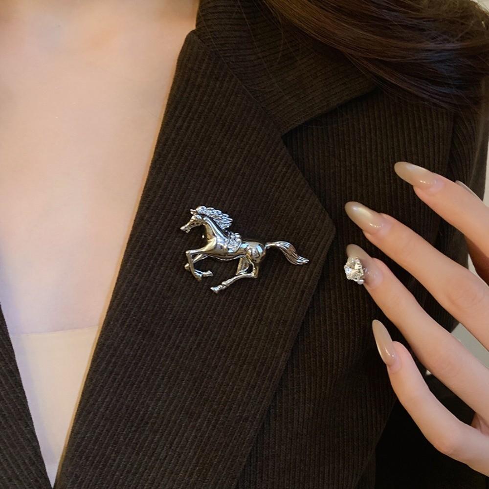 Брошь Металлическая Лошадь на Китайский Новый год Ювелирные аксессуары Значки на лацкан Животные Подарки на Новый год