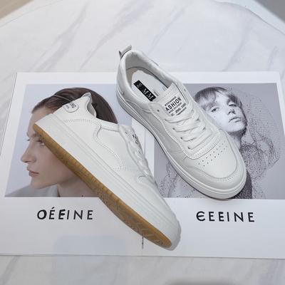 Корейская версия модных белых туфель с мягкой подошвой для женщин, осень 2024, новые интернет-знаменитости, повседневные универсальные спортивные туфли на плоской подошве, прилив