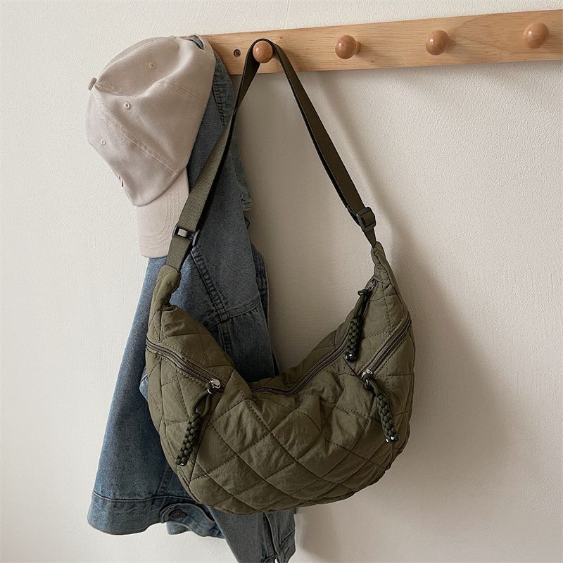 Высококачественные сумки для женщин Большой вместимости Модные модные Нишевые нейлоновые универсальные сумки через плечо в форме пельменя