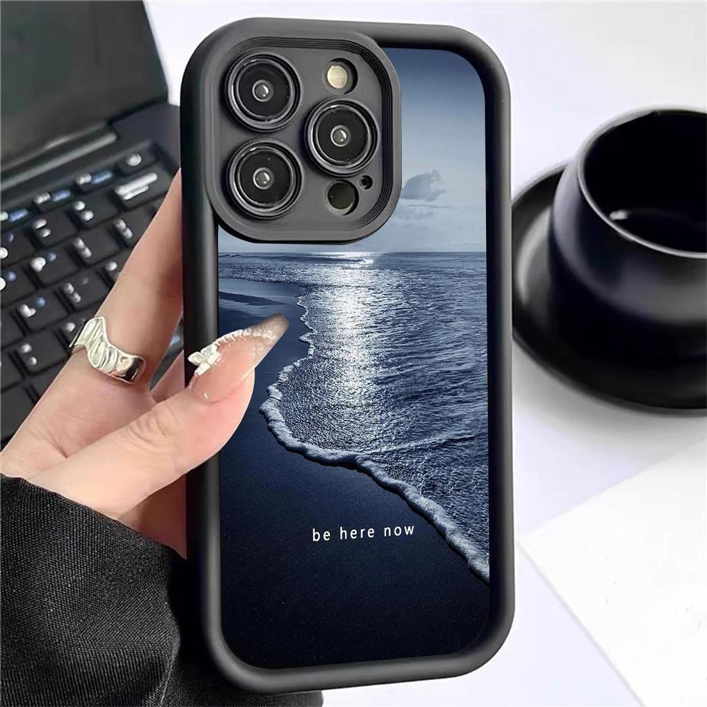 Чехол-защита для iPhone 15/16/17 «Морские волны, Черная бороздка, Алмазный песок»