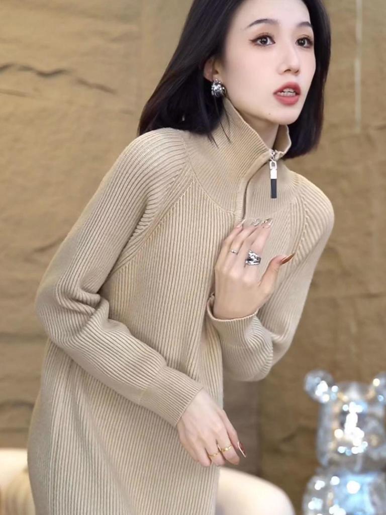 Женское уютное вязаное платье выше колена с высоким воротником и молнией для осени и зимы