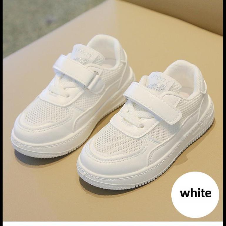 Летняя детская спортивная обувь 2025 года из дышащей белой сетки: Дизайн Hollow для мальчиков и стиль для девочек