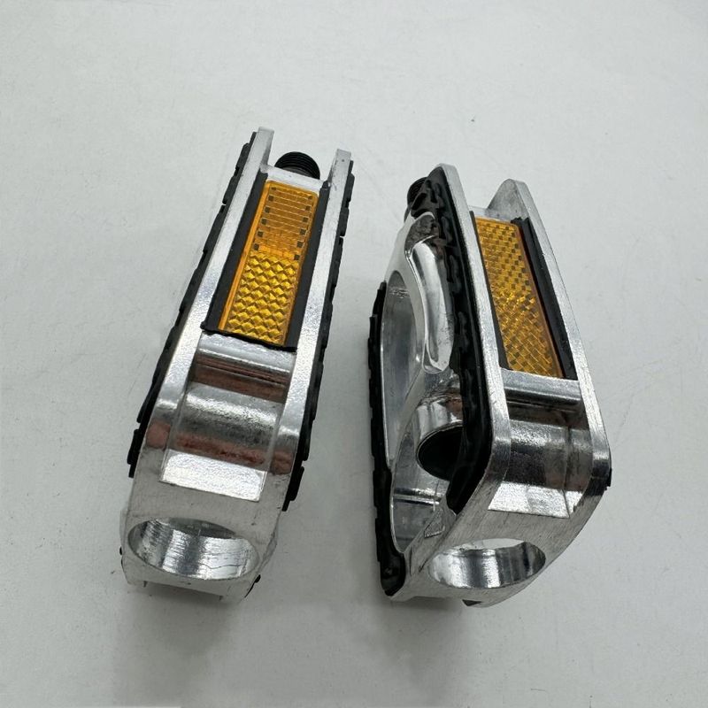 Retro Aluminum Alloy Bicycle Pedals Safety Non-Slip Bike Pedals Durable Reflective Strips Road Bike Pedals Outdoor Sports