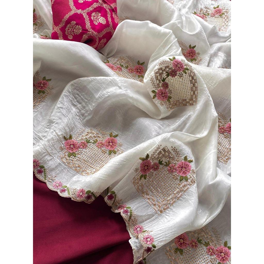 Сари из чистого мятого бумажного шелка. Красивая цветочная вышивка по всему изделию.