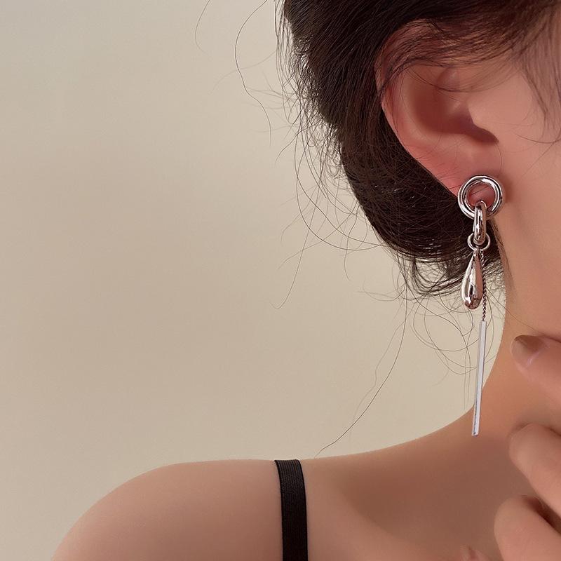 Минималистичные длинные серьги-кисточки из металла с темпераментным дизайном