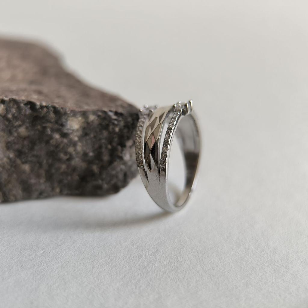 Серебряное кольцо с фианитами, вес изделия 3,24 гр (2185734)