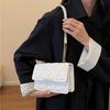 Черная стеганая сумка через плечо с регулируемым золотым ремешком-цепочкой