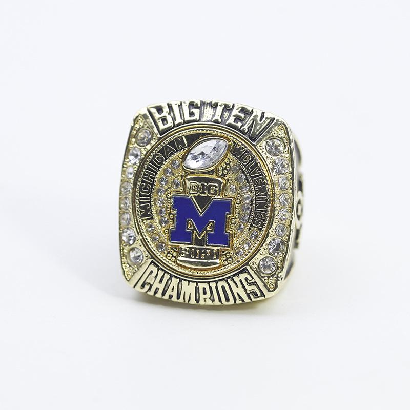 Кольцо чемпиона NCAA по американскому футболу 2021 года команды Michigan Wolverines