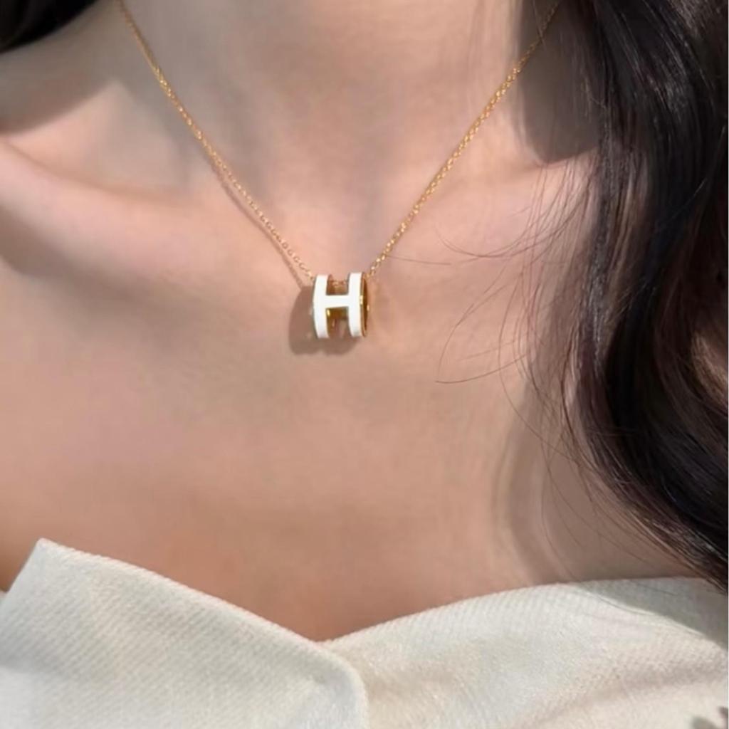 Женское высококлассное эмалированное колье Hermes с буквой H, 18-каратное розовое золото, универсальный нетускнеющий кулон на ключицу