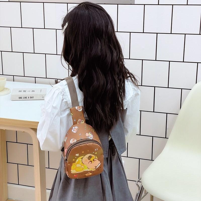 Детская нагрудная сумка с мультяшным узором капибары, из полиэстеровой ткани и с дышащим дизайном для повседневного использования