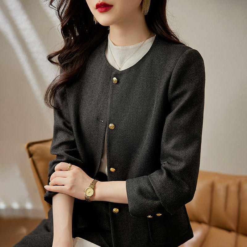 Женский универсальный костюм-двойка приталенного кроя Весна 2024 - Круглый вырез, Высококлассная офисная мода с ноткой элегантности.