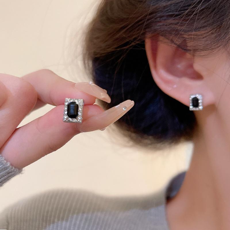 Серебряная Игла Персонализированные Черные Квадратные Серьги-Гвоздики с Цирконами Женские Нишевые Простые и Изящные Серьги Универсальные Премиальные Серьги