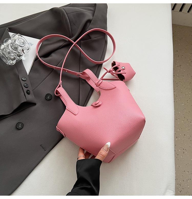 2025 New Spring and Summer Women's Bucket Bag Versatile Classic Vegetable Basket Premium Texture Niche Women's Bag Handbag Bag