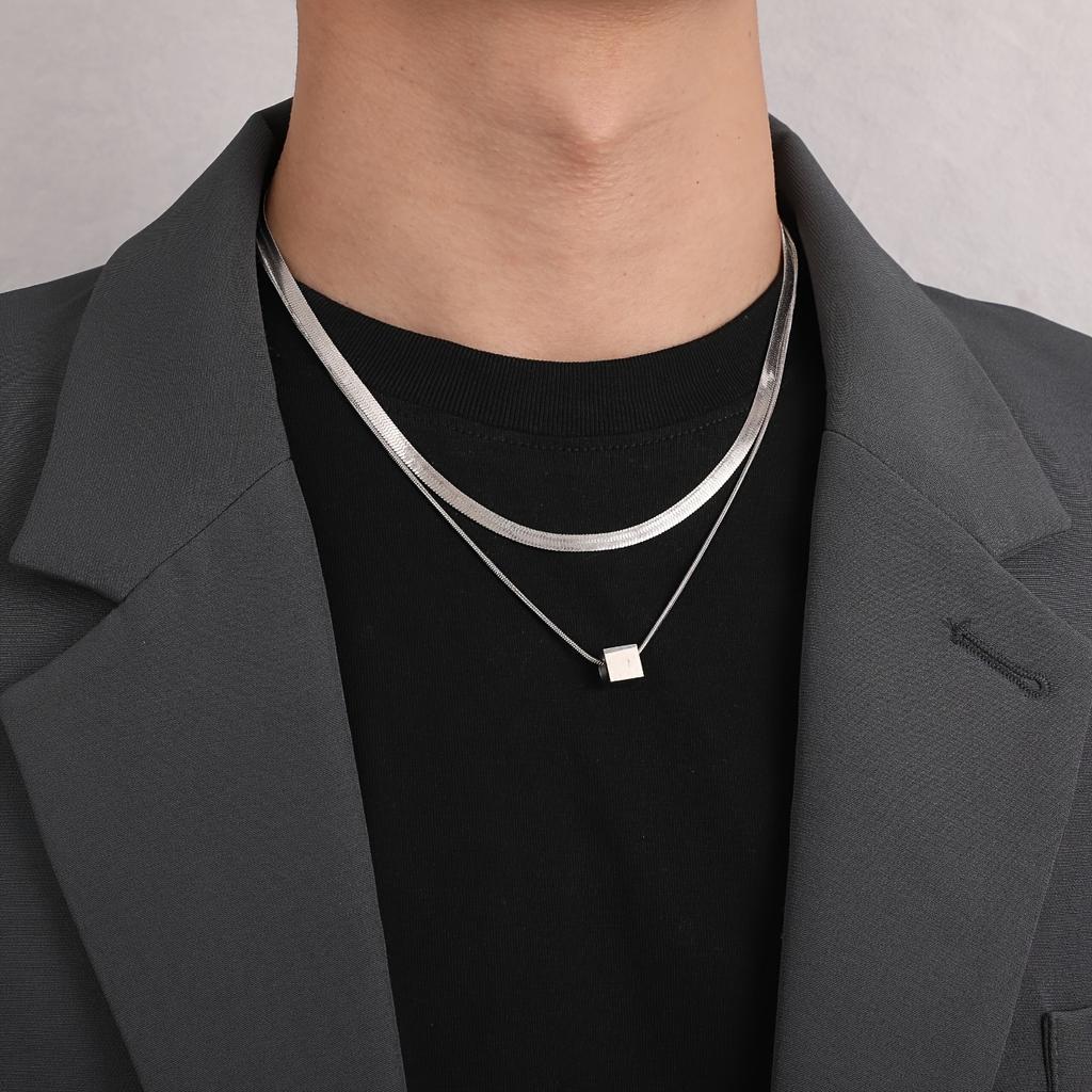 Minimalist double-layer titanium steel small square pendant necklace for men and women, cool and simple style, suitable for layering as a collarbone