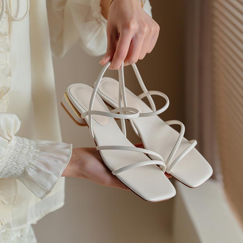 2025 лето новые простые квадратные босоножки с тонким ремешком женские с плоской подошвой одно слово с открытым носком римские туфли женские