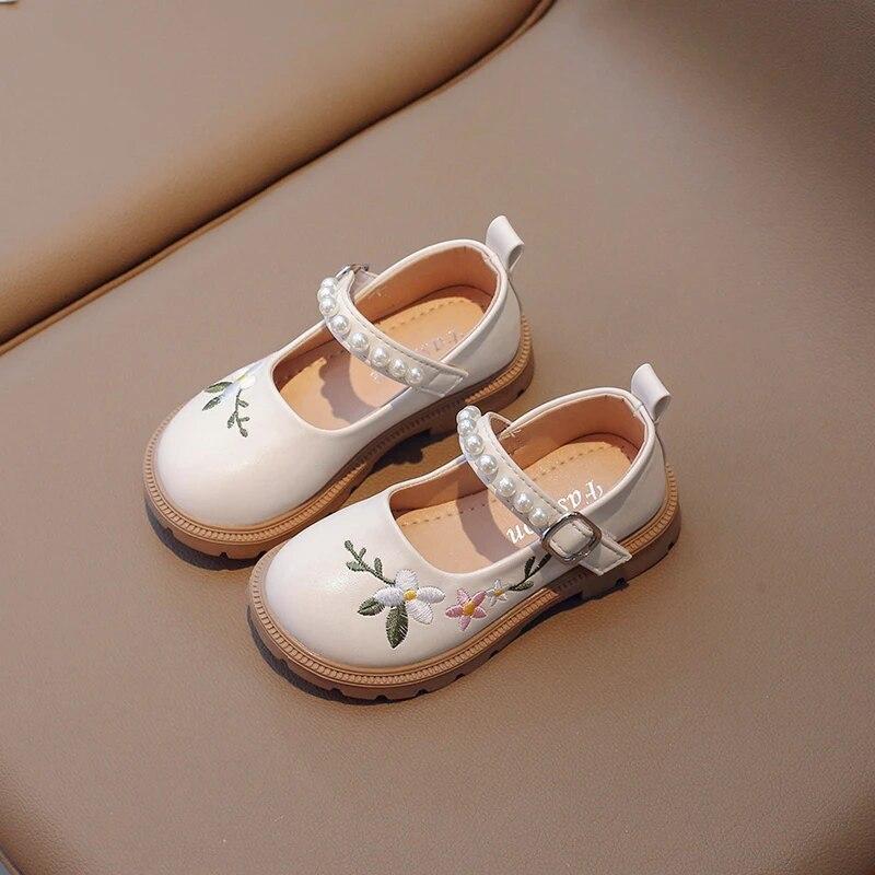 Туфли принцессы с вышивкой для девочек, весенне-осенние детские кожаные туфли с мягкой подошвой, туфли для маленьких девочек с неглубоким носком