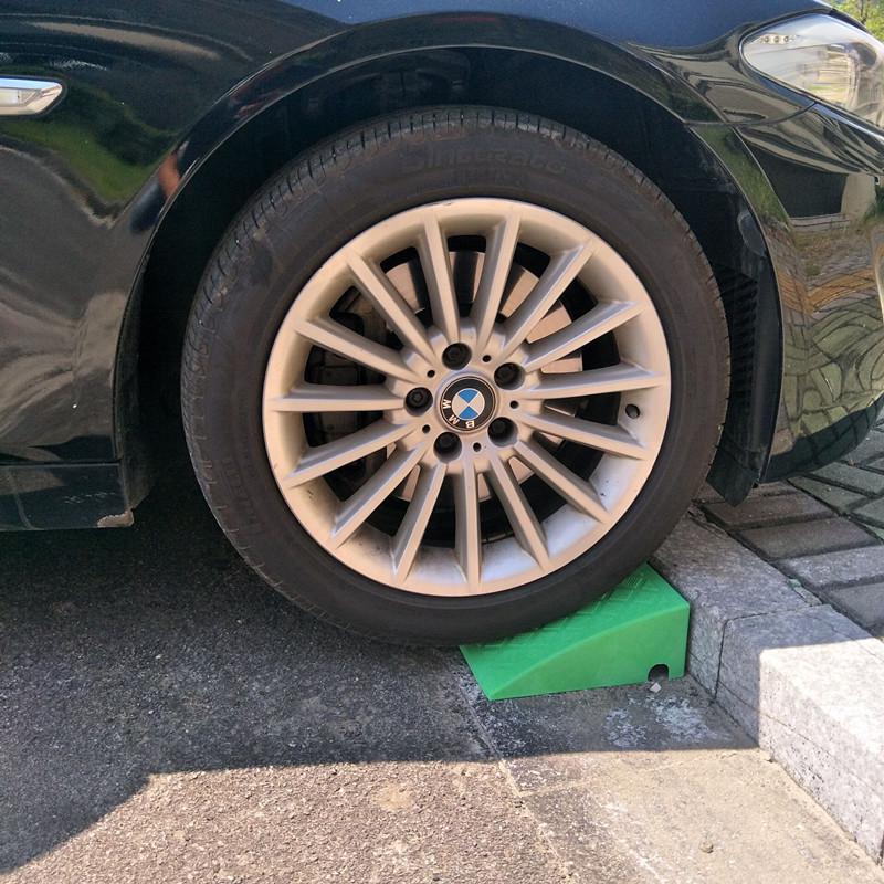 Car Curb Ramp: Plastic Step Pad for Sill, Edge, or Slope, Ideal for Uphill Climbing and Speed Bump Triangle Pad